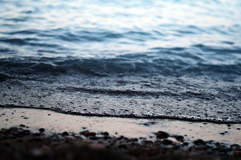 sandy, 1080P, beauty in nature, selective focus, sea, land, body, outdoors, brown, no people, hitting, photo, ripples, close-up, water, shoreline, tranquility
