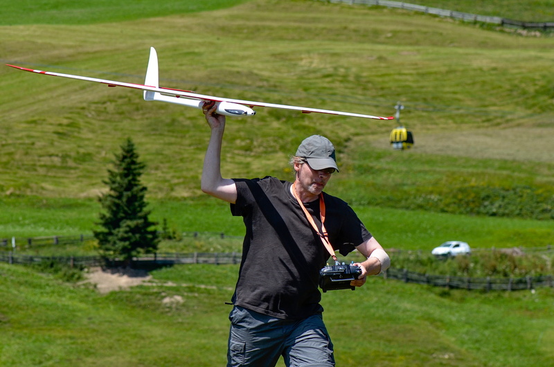 grass, day, air, nature, hobby, holding, model, outdoors, wing, start, adult, field, rc glider launch, activity, aircraft, 4K, motion, one person, sport