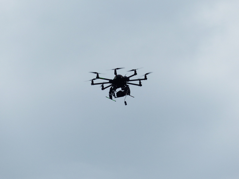 drive to vtol flugzeuge, quadricopter, no people, toys, blue, clear sky, aerial photography, helicopter, model, model helicopter, sky, propeller, flying