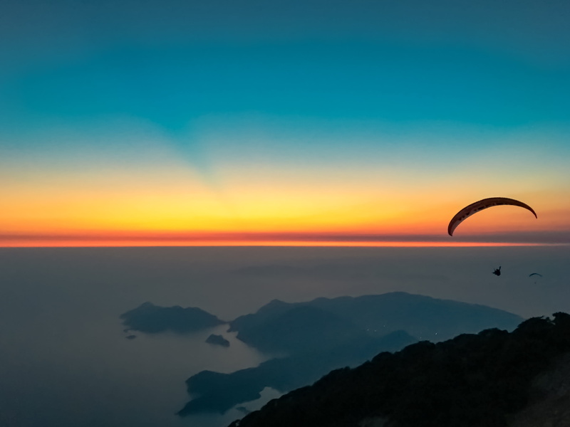 amazing, mid-air, sunset, horizon, freedom, parachute, mountain, silhouette, paragliding, beauty in nature, leisure activity, flying, land, sport
