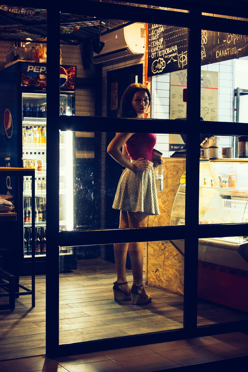 one person, full length, 5K, casual clothing, vscosochi, canon, canon_photos, canonrussia, cafe, night light, standing, child, cafeteria, burgershop, hairstyle