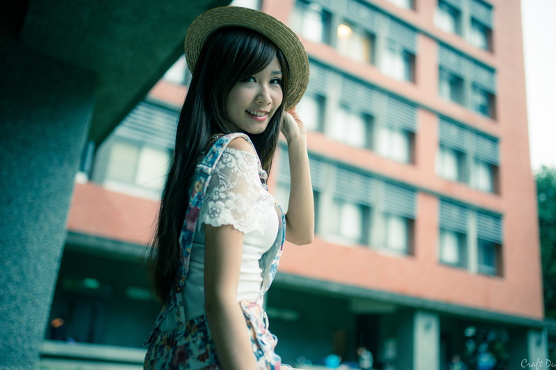 building exterior, one person, focus on foreground, beautiful woman, brunette, real people, outdoors, young adult, women, hairstyle, built structure, Zhang Ya Zhu