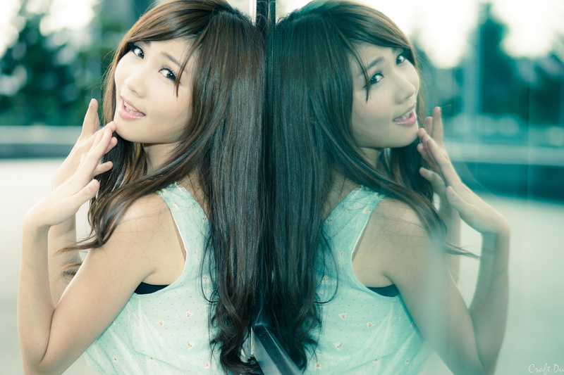 contemplation, teenager, 5K, friendship, reflection, beautiful woman, looking at camera, hairstyle, Zhang Ya Zhu, front view, lifestyles, beauty, long hair