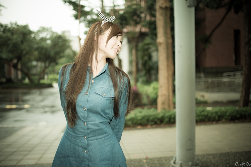 women, emotion, three quarter length, Asian, outdoors, beautiful woman, straight hair, focus on foreground, day, smiling, leisure activity, casual clothing