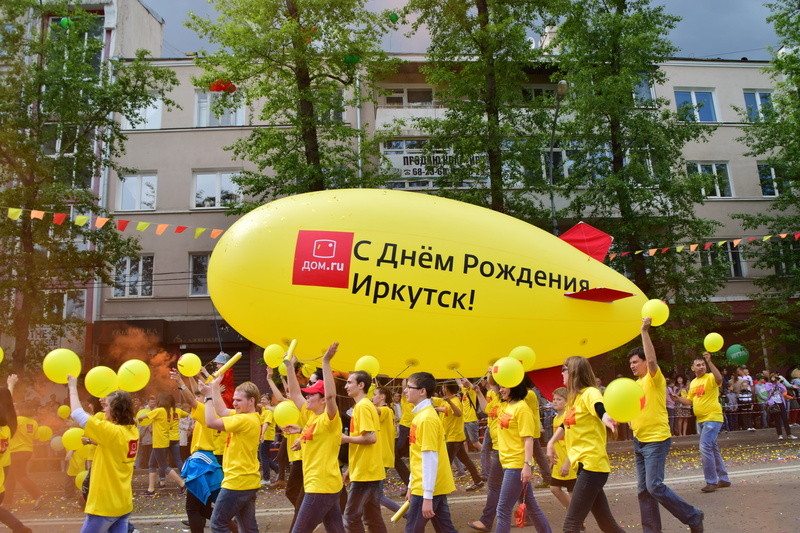 group of people, real people, communication, text, architecture, day of the city, yellow, carnival, building exterior, adult, day, built structure, 5K