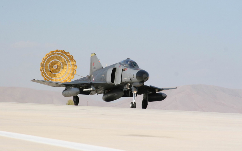 bomber interceptor, F-4 Phantom, the drogue chute released, BBC, the plane, fighter, landing, ground support, third generation, 1080P, McDonnell Douglas