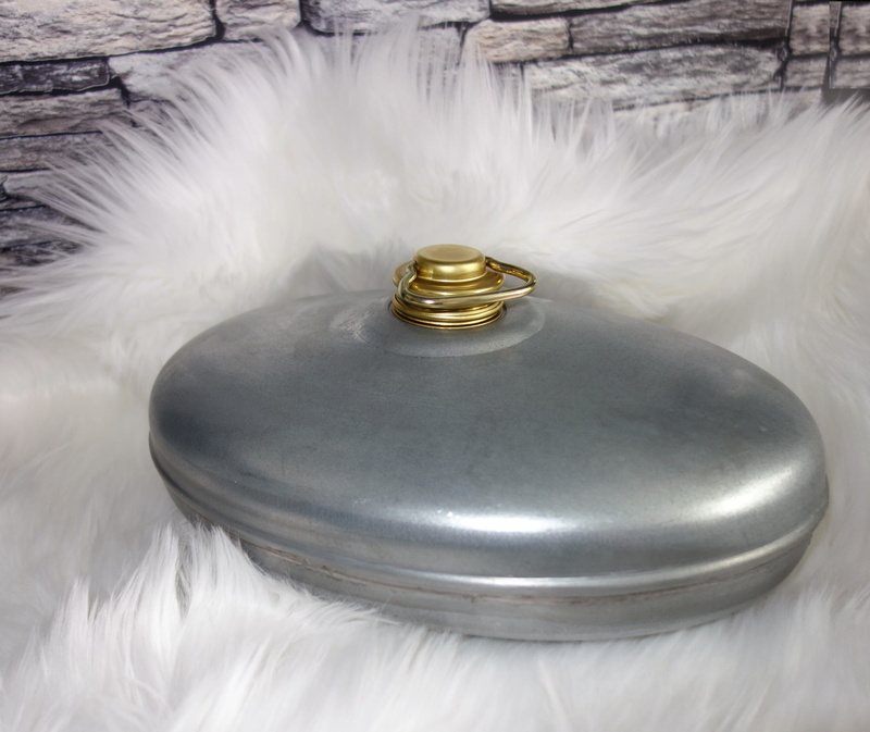 waermflaesche, no people, religion, winter cold, 1080P, hot, motion, focus on foreground, cold, belief, indoors, icy, fur, gold colored, metal, frozen