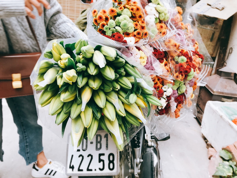 retail display, green, food and drink, for sale, choice, day, assorted, wellbeing, flowers, delivery, bouquets, business, holding, outdoors, real people