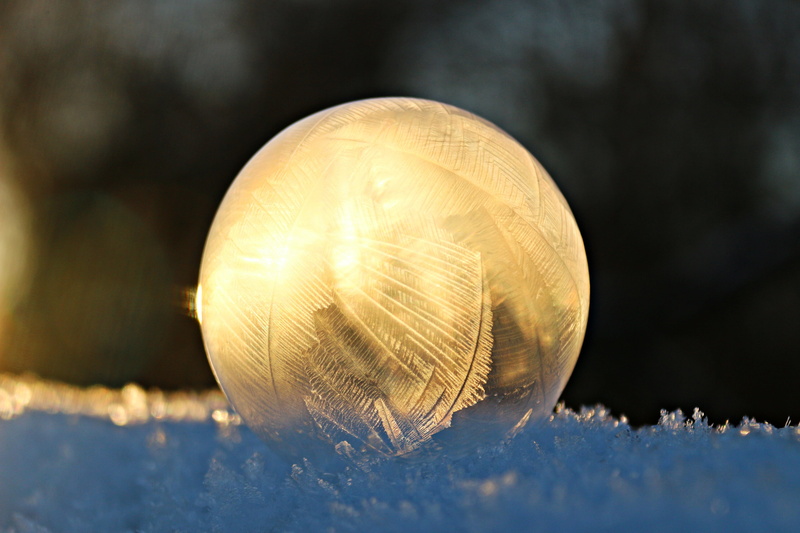 eiskristalle, single object, soap bubble, vulnerability, no people, nature, mid-air, snowflake, frozen bubble, close-up, shape, selective focus, frost