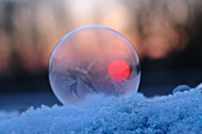 nature, ball, cold temperature, eiskristalle, snow, afterglow, close-up, extreme close-up, ice bubble, reflection, macro, selective focus, glass - material