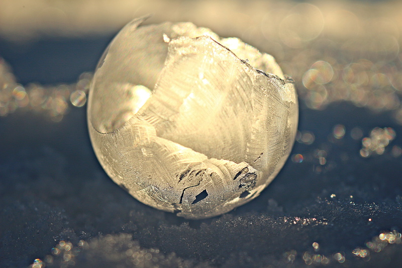 selective focus, frost blister, eiskristalle, reflection, winter, 5K, shiny, frost, outdoors, cold, nature, close-up, soap bubble, sphere, focus on foreground