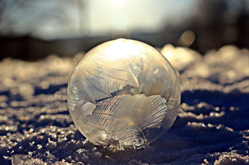 focus on foreground, winter, luxury, sunlight, eiskristalle, selective focus, frosted soap bubble, single object, frost, ze, focus, no people, outdoors