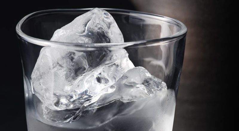 drinking, ice cube, studio shot, drinking glass, plastic bag, transparent, Water, cube shape, indoors, Glass, refreshment, focus on foreground, close-up