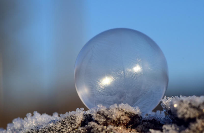 geometric shape, frosted, transparent, blue background, vulnerability, soap bubble, frost, filigree, fragility, glass - material, silver colored, 5K, eiskristalle