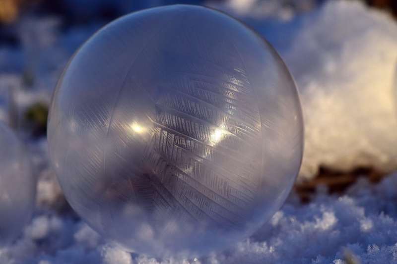 ice, iridescent, winter, frozen, silver colored, snow, close-up, frosted soap bubble, eiskristalle, soap bubble, structure, christmas, reflection, nature