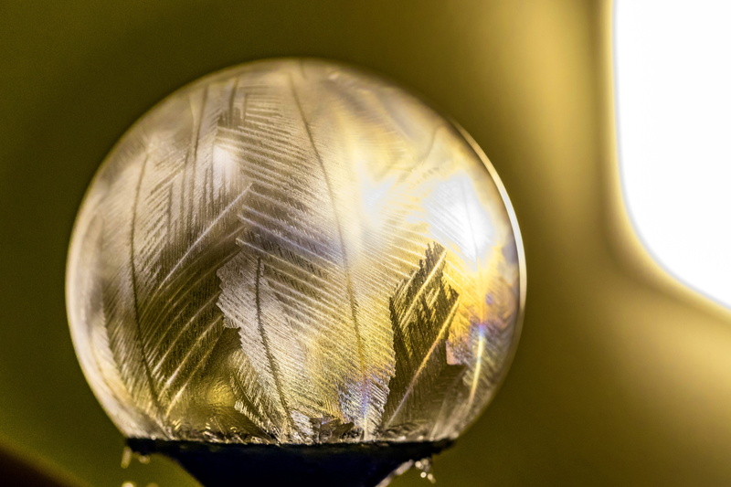 geometric shape, ball, indoors, illuminated, crystal ball, focus on foreground, reflection, eiskristalle, transparent, backlighting, extreme close-up, single object