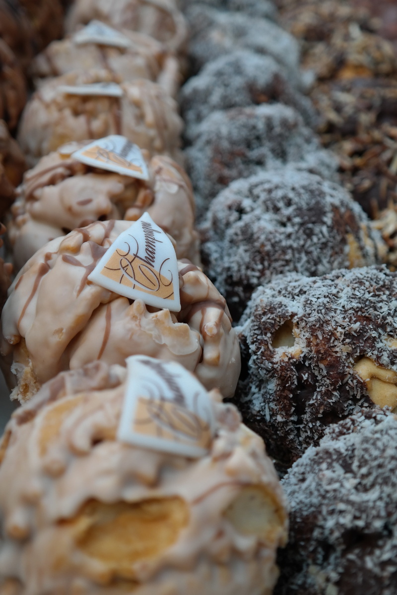 linzer dough, pastry, globose, sweet food, day, winter, cold temperature, close-up, snow ball, still life, treat, representation, human representation