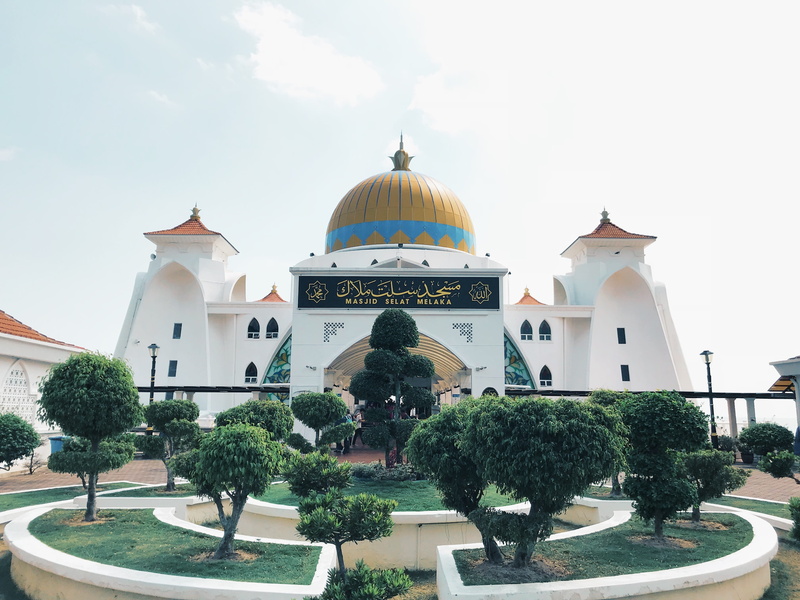 melaka straits mosque, outdoors, sky, white, nature, 4K, dome, built structure, building, mosque, place of worship, daytime, plant, travel destinations
