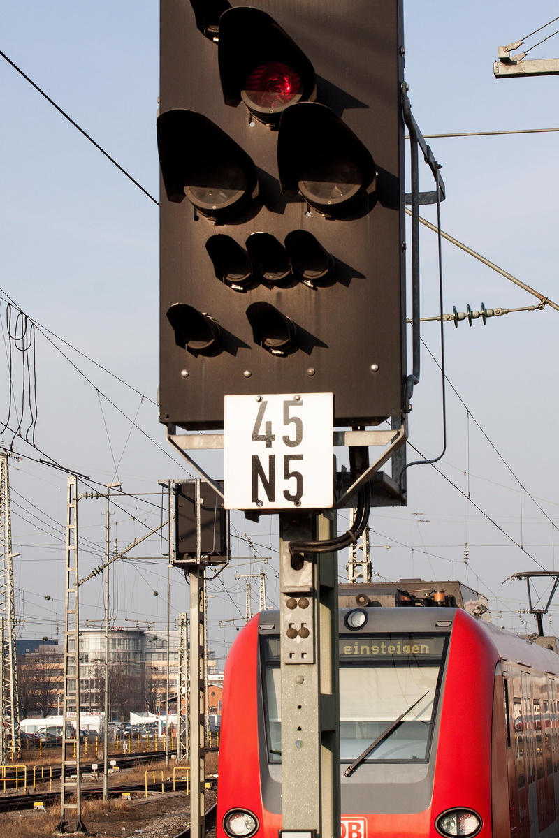 sign, s bahn, 4K, signal, low angle view, red, railroad Track, train, city, outdoors, no people, travel, communication, upper lines, sky, road signal