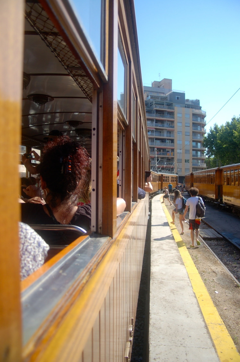 real people, 1080P, palma, zugfahrt, lifestyles, rear view, spain, incidental people, city life, transportation, building, landscape, one person, mallorca