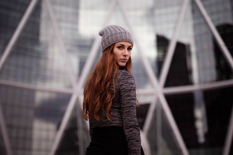 1080P, women, Jared Heynen, depth of field, brown eyes, woolen, redhead, looking  over shoulder, grey shirt, portrait