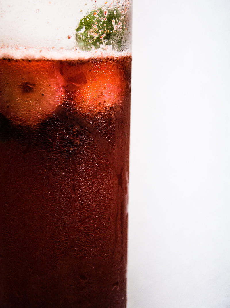 no people, ice, berries, frozen, alcohol, 5K, soda, coctail, non-alcoholic beverage, drinking glass, ice cube, strawberries, glass, studio shot, still life