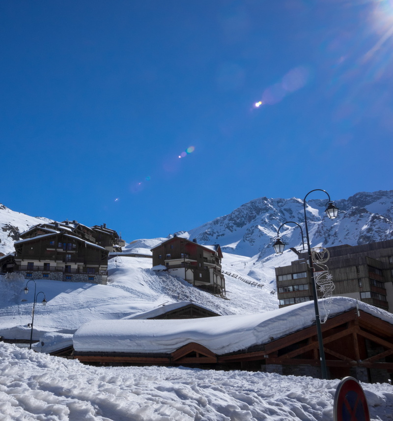 mountain, cold temperature, day, beauty in nature, winter, chalet, nature, outdoors, sky, architecture, snow, built structure, val thorens, blue, no people
