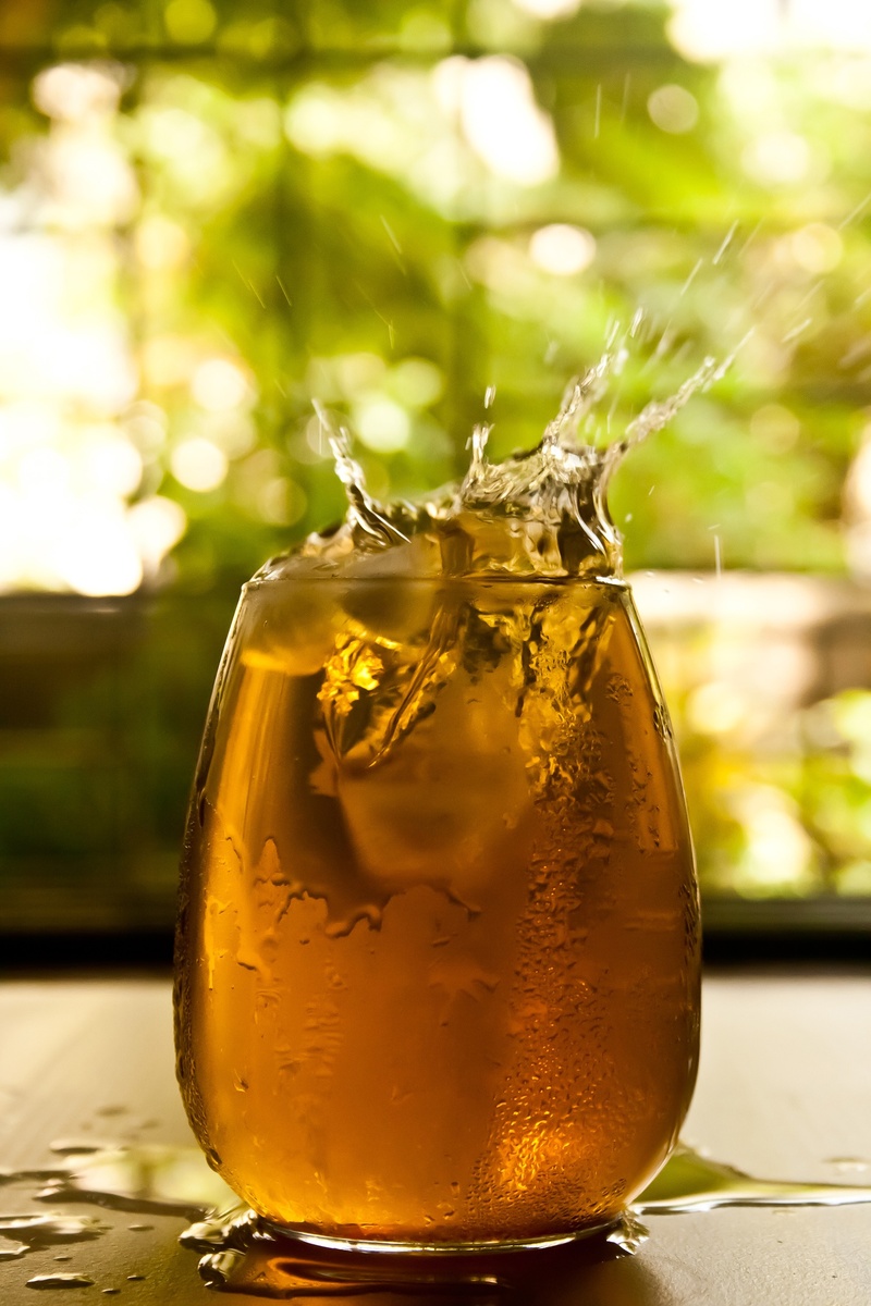 focus on foreground, drinking, refreshing, ice tea, splash, spill, refreshment, household equipment, liquid, close-up, drinking Glass, drops, freshness