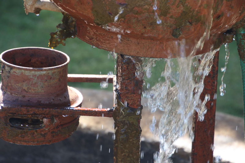 weathered, 4K, tree, trunk, old, rough, brown, mug, rusty, water drops, close-up, plant, tree trunk, overflow, water, focus on foreground, outdoors, drops