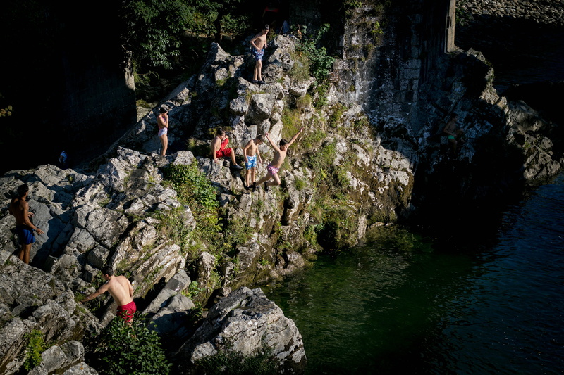 jumping, rock, rock formation, people, leisure activity, live, group of people, beauty in nature, cangas de onís, rock - object, jump, adult, real people