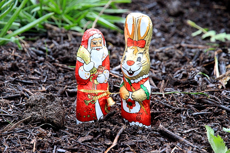 high angle view, figure, figurine, santa claus, cocoa, tracy, red, sweetness, human representation, chocolate, 5K, day, easter bunny, craft, close-up