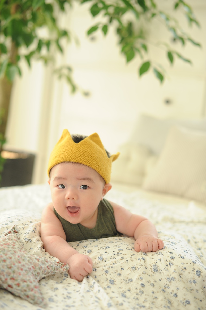 one hundred days, focus on foreground, childhood, one, bed, todler, bye, one Person, lifestyles, crown, toddler, innocence, indoors, smile, babyhood, furniture