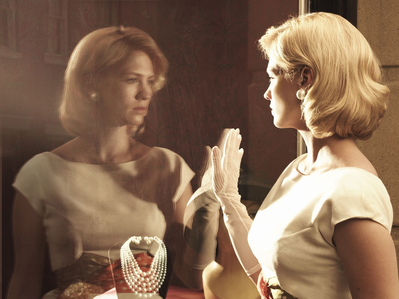 necklace, 2K, dress, showcase, glove, blonde, glass, style, reflection, retro, model, actress, January Jones, in white, hairstyle