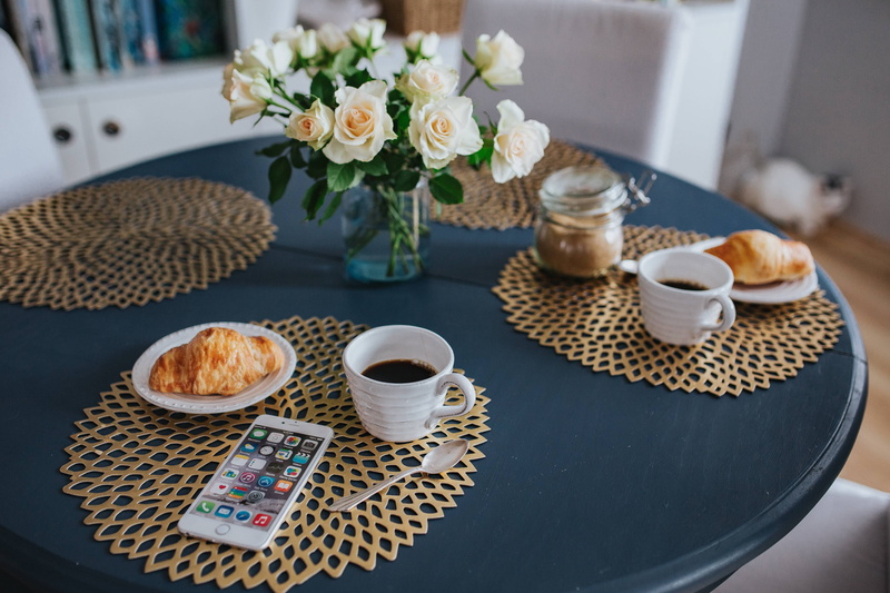 flower arrangement, food and drink, plant, flower head, coffee, golden, crockery, tray, design, mug, cup, blue, drink, no people, white, Round, decor, breakfast