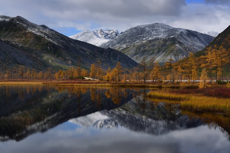 photography, mountains, reflection, trees, fall, clouds, lake, snowy peak, 2K, landscape, nature, Maxim Evdokimov, Russia, mirrored