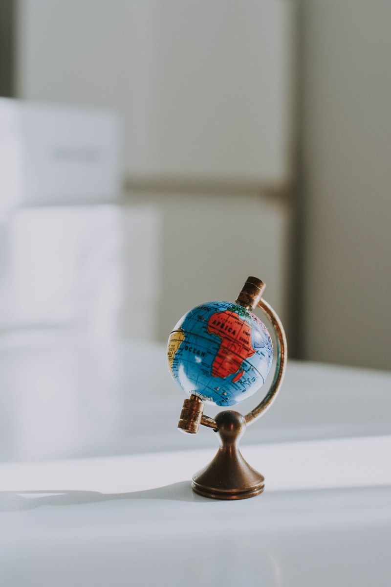 globe, blue, day, still life, single object, communication, no people, inside, 5K, mini, indoors, furniture, selective focus, interior, wood, toy, wooden