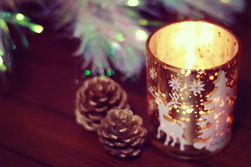 close-up, lighting Equipment, defocused, focus on foreground, christmas lights, season, christmas Ornament, indoors, christmas, drink, 1080P, tree, table