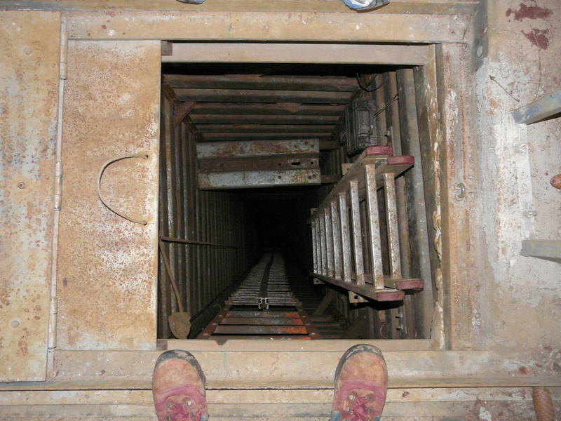 deterioration, descent, head, old, climb, lifestyles, gray, cave, darkness, deep, one person, steel, Pit Cave, built structure, indoors, real people, building