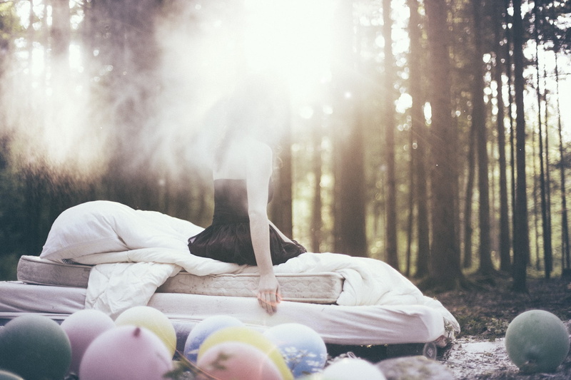 Hanna Fasching, bed, black dress, balloon, women, forest, 1080P