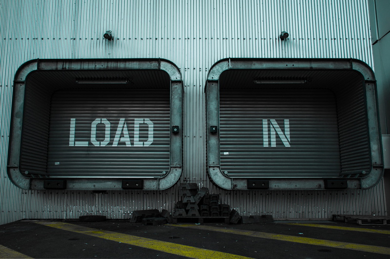 no people, nefs, sign, spaceship, iron, industrial, closed, iledenantes, wharf, western script, in, as máquinas da ilha, grey, outdoors, garage, number