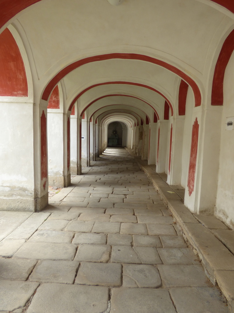 4K, ceiling, architecture, flooring, day, built structure, the way forward, footpath, architectural column, arch, support, corridor, tiled floor, diminishing perspective