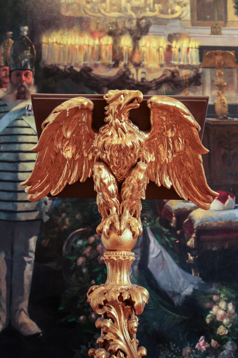 podium, outdoors, religion, incidental people, statue, tourism, art and craft, creativity, culture, eagle, golden, human representation, old, imperial