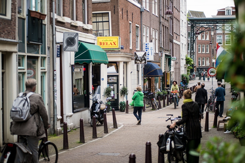 mode of transportation, land vehicle, architecture, weed, large group of people, street, amsterdam, bicycle, real people, building exterior, men, coffeeshop