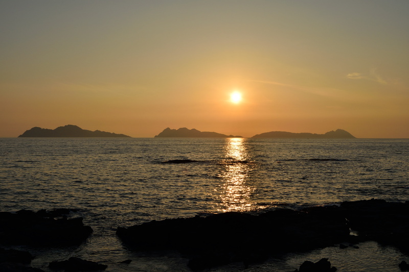 beauty in nature, nature, out stai, tranquil scene, land, silhouette, non-urban scene, tranquility, beach, water, reflection, sun, idyllic, horizon, horizon over water