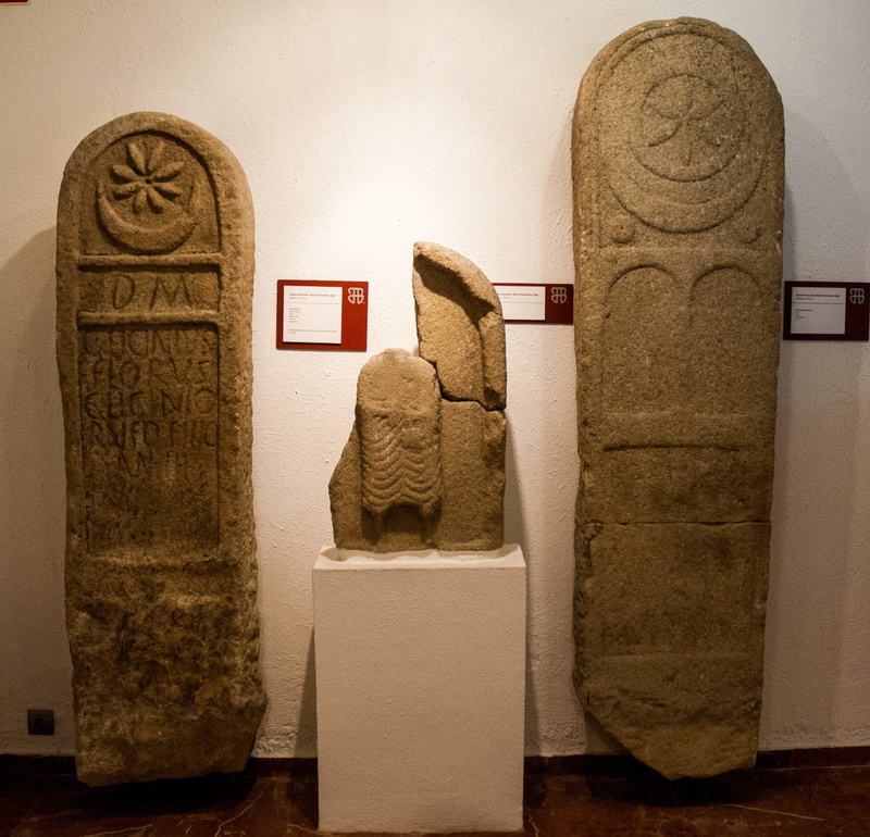 carving - craft product, male likeness, 2K, history, sculpture, wall - building feature, human representation, funerary stele, indoors, the past, archaeology