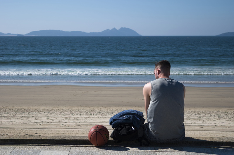 boy, galicia, water, cies, vacations, 5K, praia de samil, scenics - nature, nature, casual clothing, holiday, one person, land, trip, sky, beach, basketball