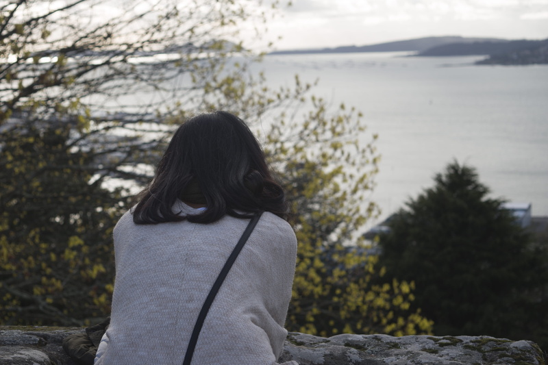 girl, focus on foreground, young adult, lifestyles, warm clothing, spain, castro de vigo, outdoors, blue, waist up, yelow, hairstyle, real people, water