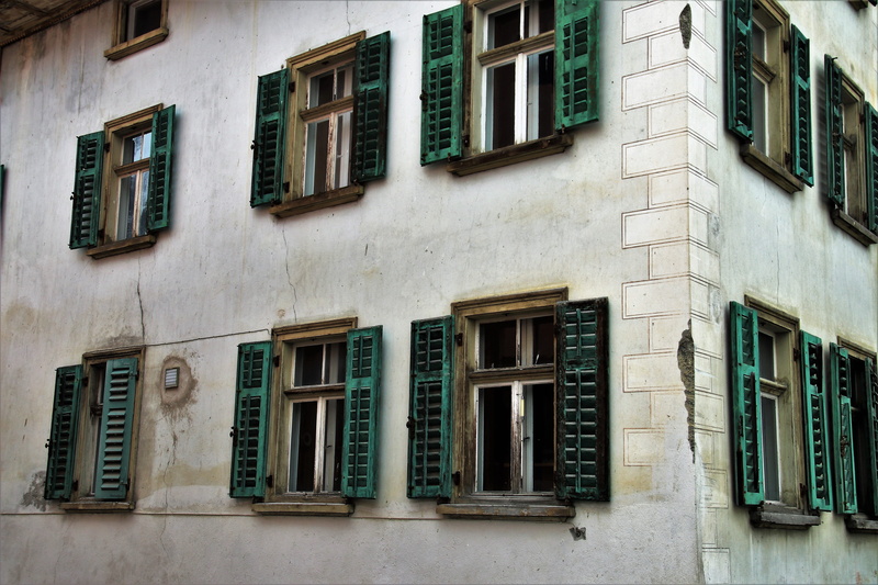 door, old house, built structure, outdoors, building exterior, kamienica, wall of the house, old, house, 5K, no one, antique, no people, green, city, pattern
