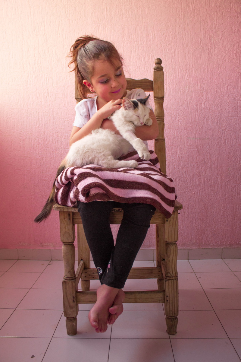 costumbres, domestic, indoors, 4K, real people, niña, women, one person, cuidado, childhood, amor, lifestyles, kid, cariño, hairstyle, gatos, mammal, innocence