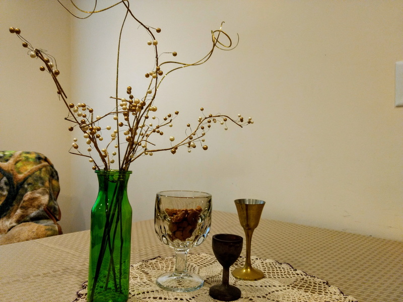 food and drink, table, adorno, copa de metal, wineglass, household equipment, 4K, tapete tejido, drink, flower, florero, bouquet, plant, nature, glass - material